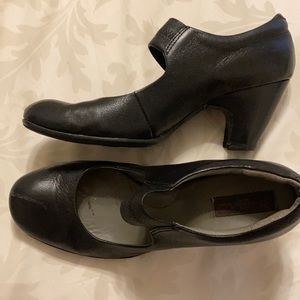 Born mary jane pumps